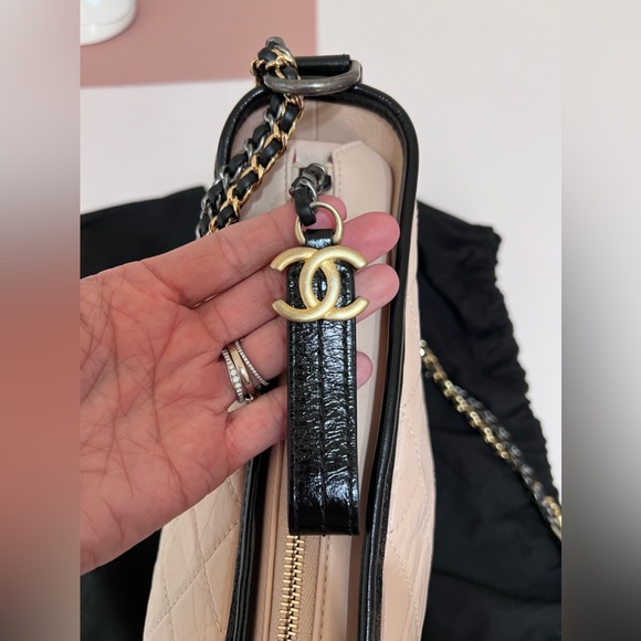 CHANEL 💯 Authentic medium two-toned Gabrielle Hobo - Picture 10 of 16